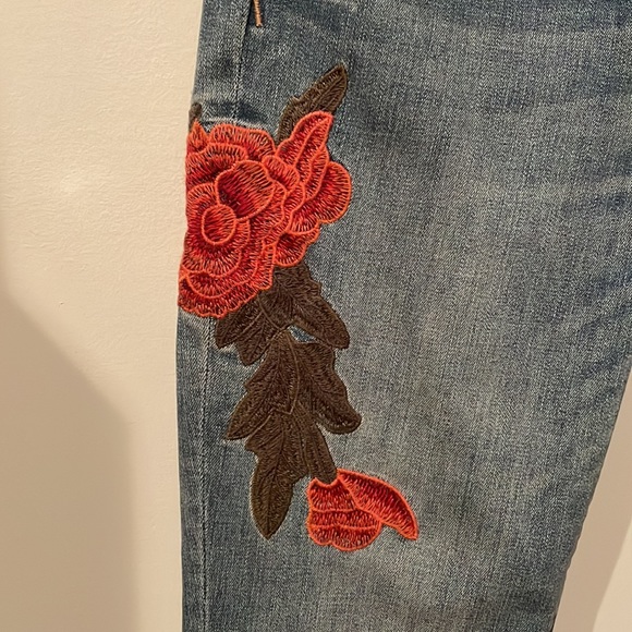 Express Jeans with Roses Embroidered on the side, Ankle Legging, Mid Rise - Picture 4 of 14